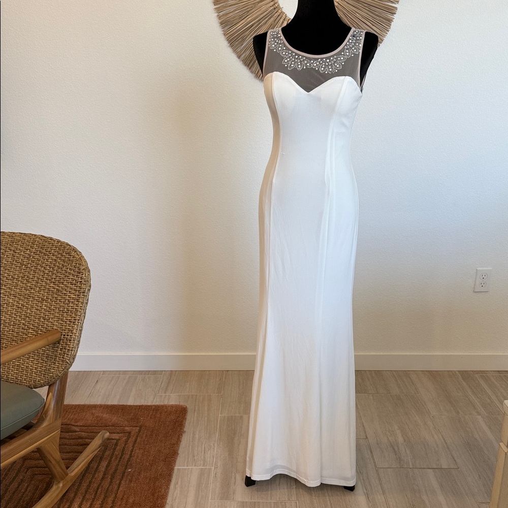 Adrianna Papell Elegant White Maxi Dress with Black Mesh